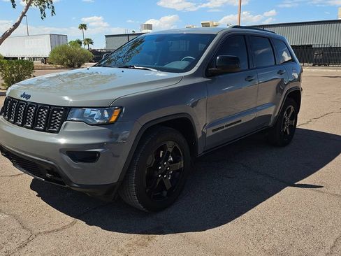 Used 2019 Jeep Grand Cherokee Laredo RWD image 4