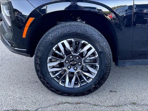 Used 2025 Chevrolet Suburban Z71 AWD/4WD image 8