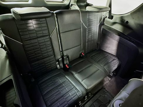 Used 2023 Cadillac Escalade ESV Premium Luxury Platinum AWD/4WD image 33