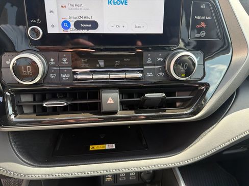 Used 2023 Toyota Highlander XLE AWD/4WD image 19