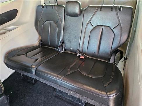 Used 2017 Chrysler Pacifica Touring-L image 18