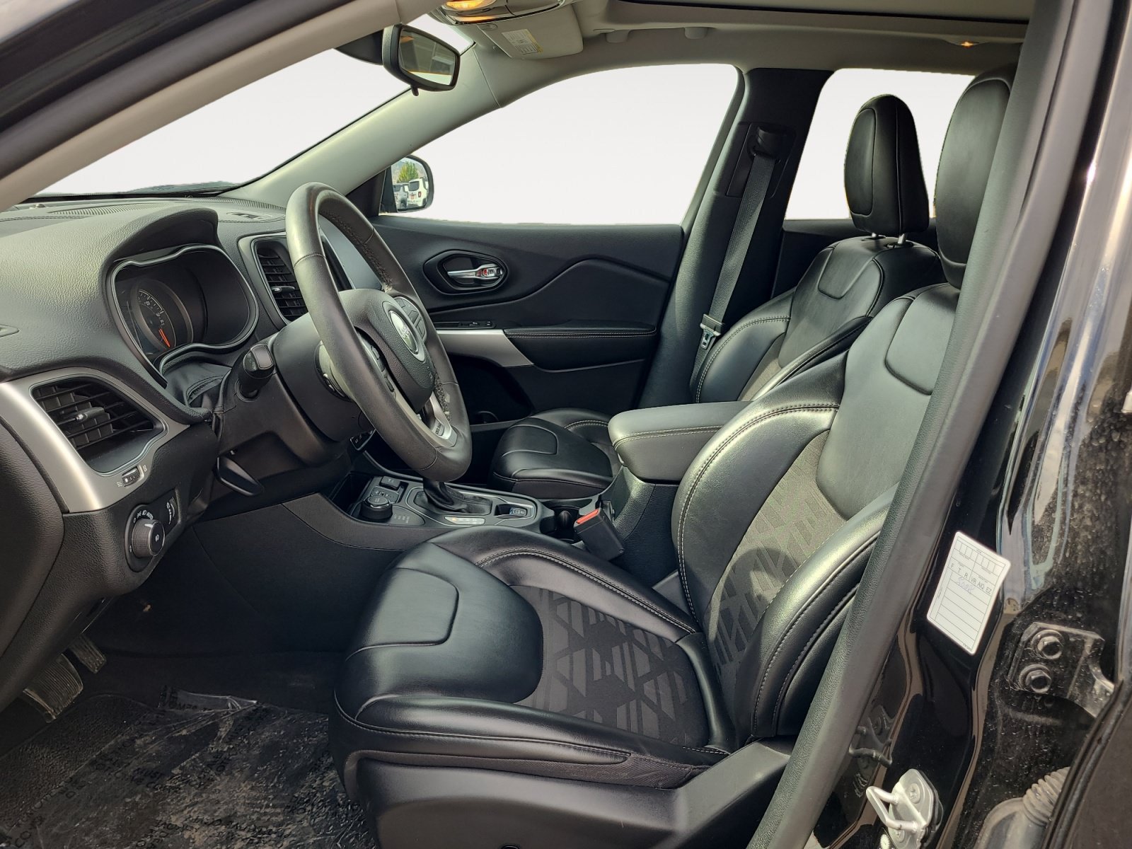 Used 2022 Jeep Cherokee Latitude w/ Sun & Sound Group AWD/4WD image 9