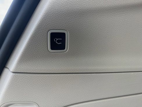 Used 2023 Chrysler Pacifica Touring-L image 21