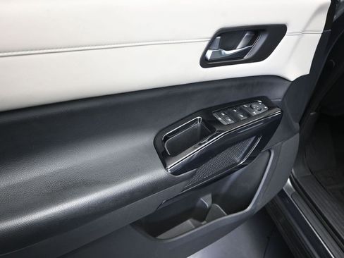 Used 2022 Nissan Pathfinder SV image 11