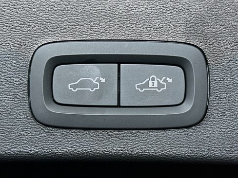 Used 2025 Volvo XC40 B5 Plus image 31