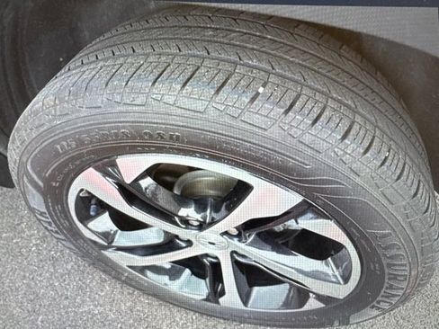 Used 2024 Chevrolet Trax RS FWD image 17