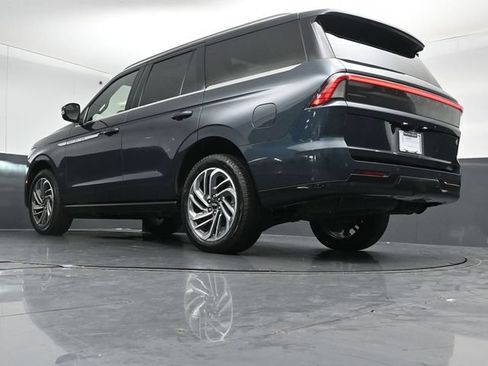 Certified 2025 Lincoln Navigator Reserve AWD/4WD image 43