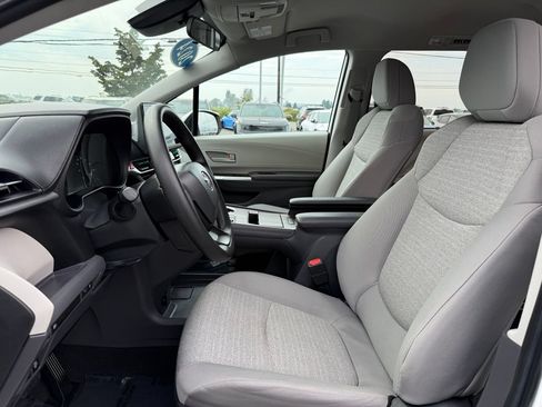 Used 2024 Toyota Sienna LE AWD/4WD image 17