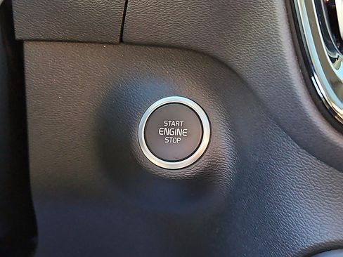 Certified 2023 Volvo XC40 B5 Plus image 24