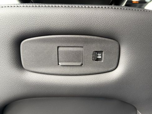 Certified 2025 Land Rover Discovery Dynamic SE image 36