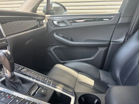 Certified 2021 Porsche Macan image 17