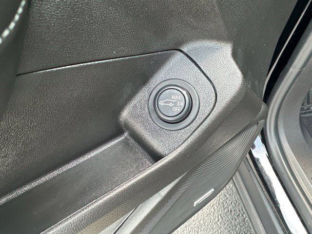 Used 2023 GMC Terrain SLT w/ Infotainment Package II AWD/4WD image 10