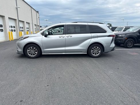 Used 2022 Toyota Sienna XLE w/ XLE Plus Package AWD/4WD image 2