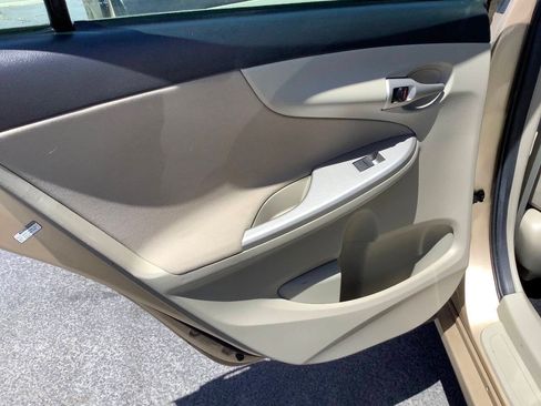 Used 2013 Toyota Corolla LE FWD image 30