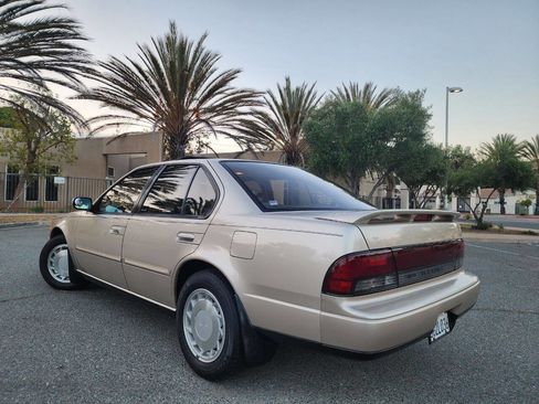 Used 1994 Nissan Maxima SE image 9
