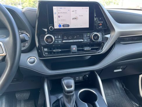 Used 2025 Toyota Highlander LE FWD image 17