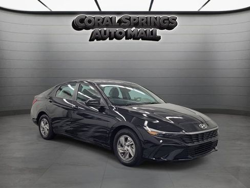 Used 2025 Hyundai Elantra SE FWD image 1