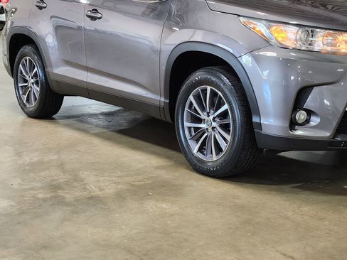 Used 2019 Toyota Highlander XLE FWD image 16