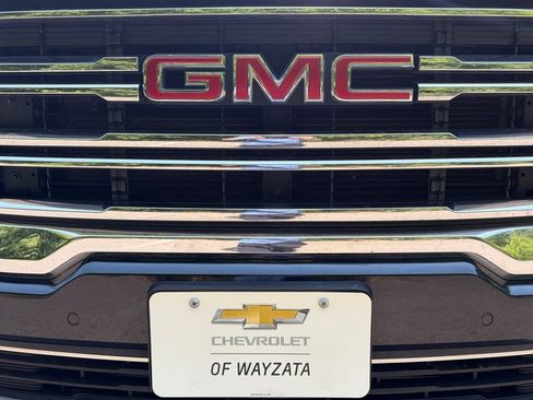 Used 2023 GMC Acadia SLT AWD/4WD image 32