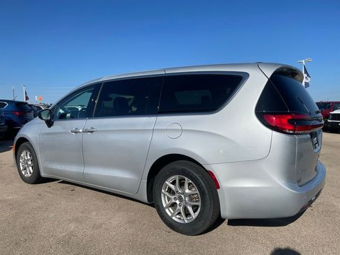 Used 2024 Chrysler Pacifica Touring-L FWD image 5