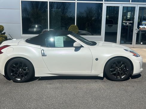 Used 2016 Nissan 370Z Touring image 3