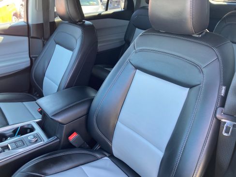 Certified 2022 Ford Explorer XLT w/ Equipment Group 202A image 7