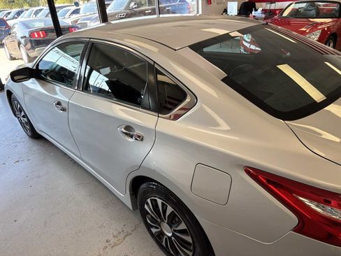 Used 2016 Nissan Altima 2.5 S w/ Power Driver Seat Package FWD image 11