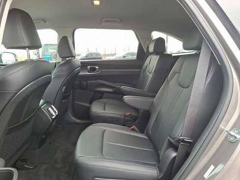 Certified 2025 Kia Sorento EX image 10