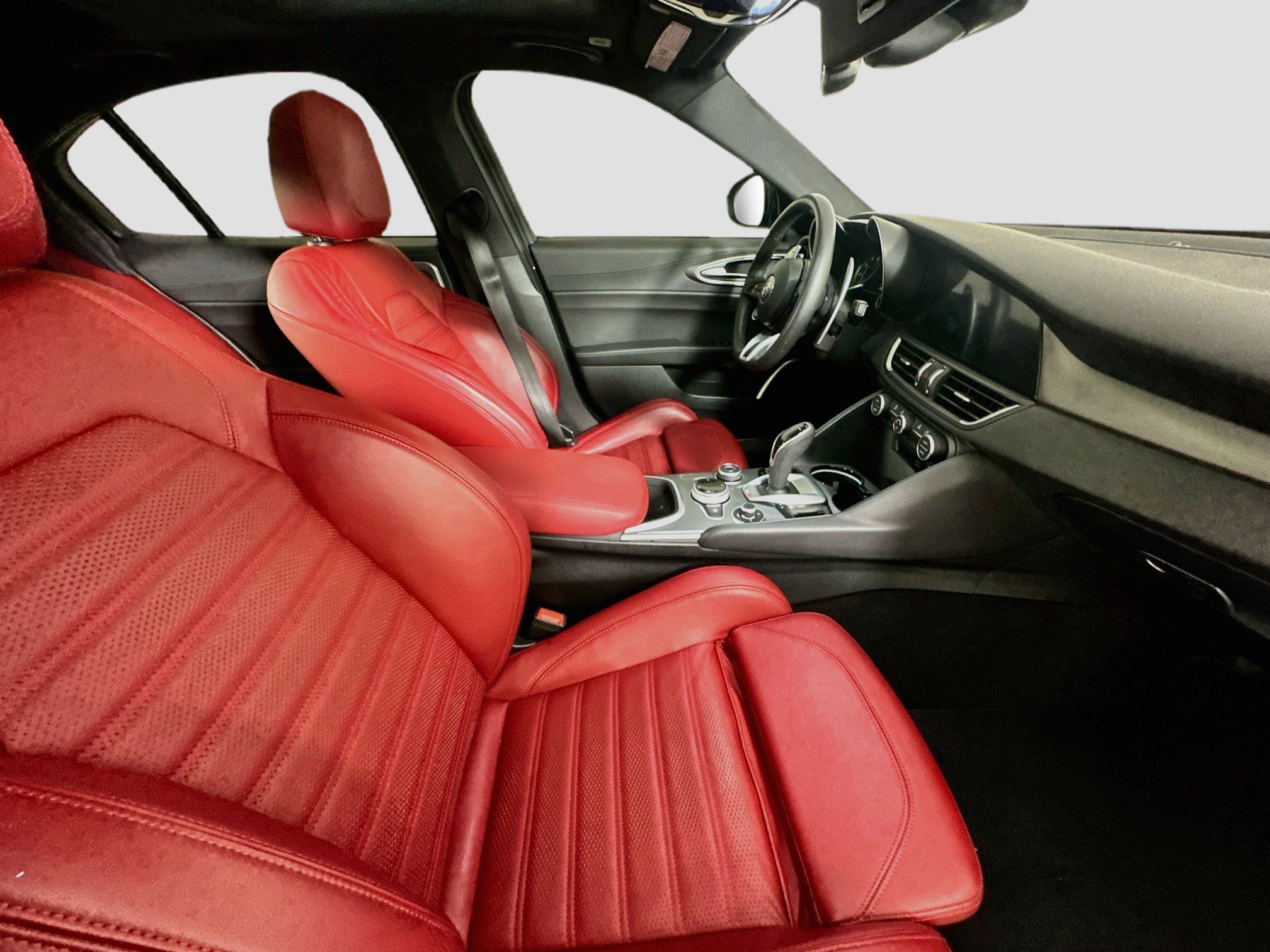 Used 2023 Alfa Romeo Giulia Veloce RWD image 31