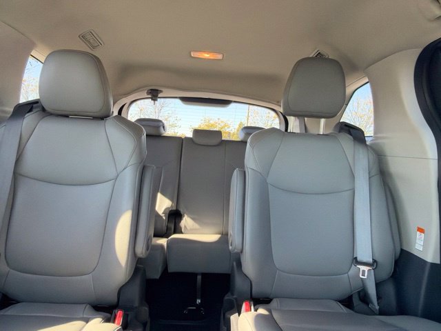 Used 2023 Toyota Sienna XLE AWD/4WD image 28