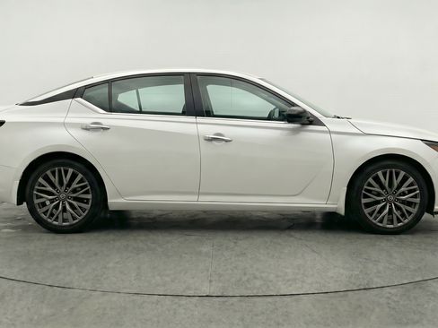Used 2025 Nissan Altima 2.5 SV image 11