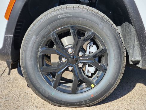 New 2026 Jeep Grand Cherokee Altitude image 10