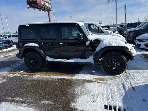 Used 2022 Jeep Wrangler Unlimited Sahara image 2
