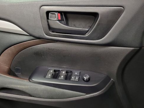 Used 2019 Toyota Highlander LE FWD image 19
