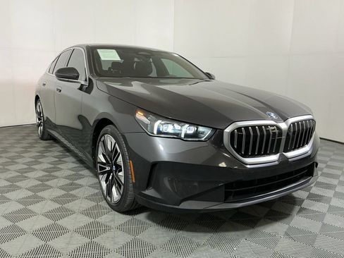 Used 2025 BMW 530i w/ Premium Package RWD image 4