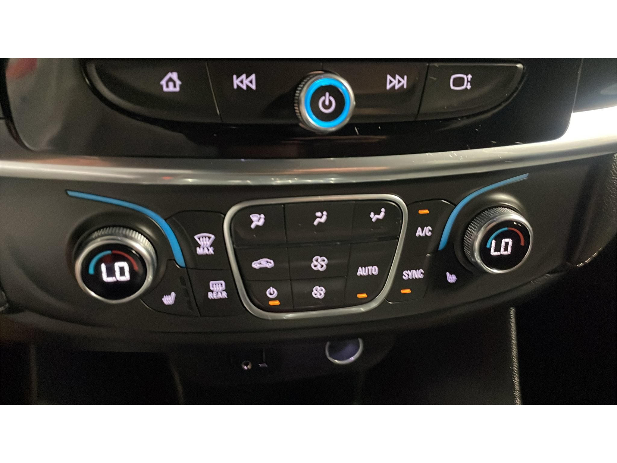 Used 2023 Chevrolet Traverse LT AWD/4WD image 13