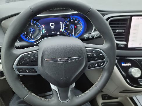 Used 2024 Chrysler Pacifica Touring-L image 20
