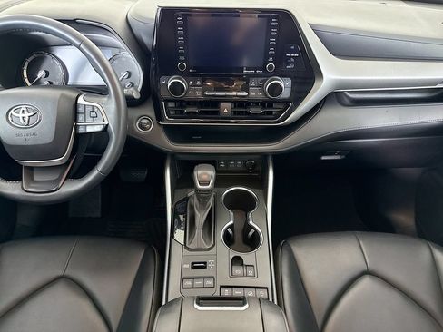 Used 2022 Toyota Highlander XLE AWD/4WD image 14