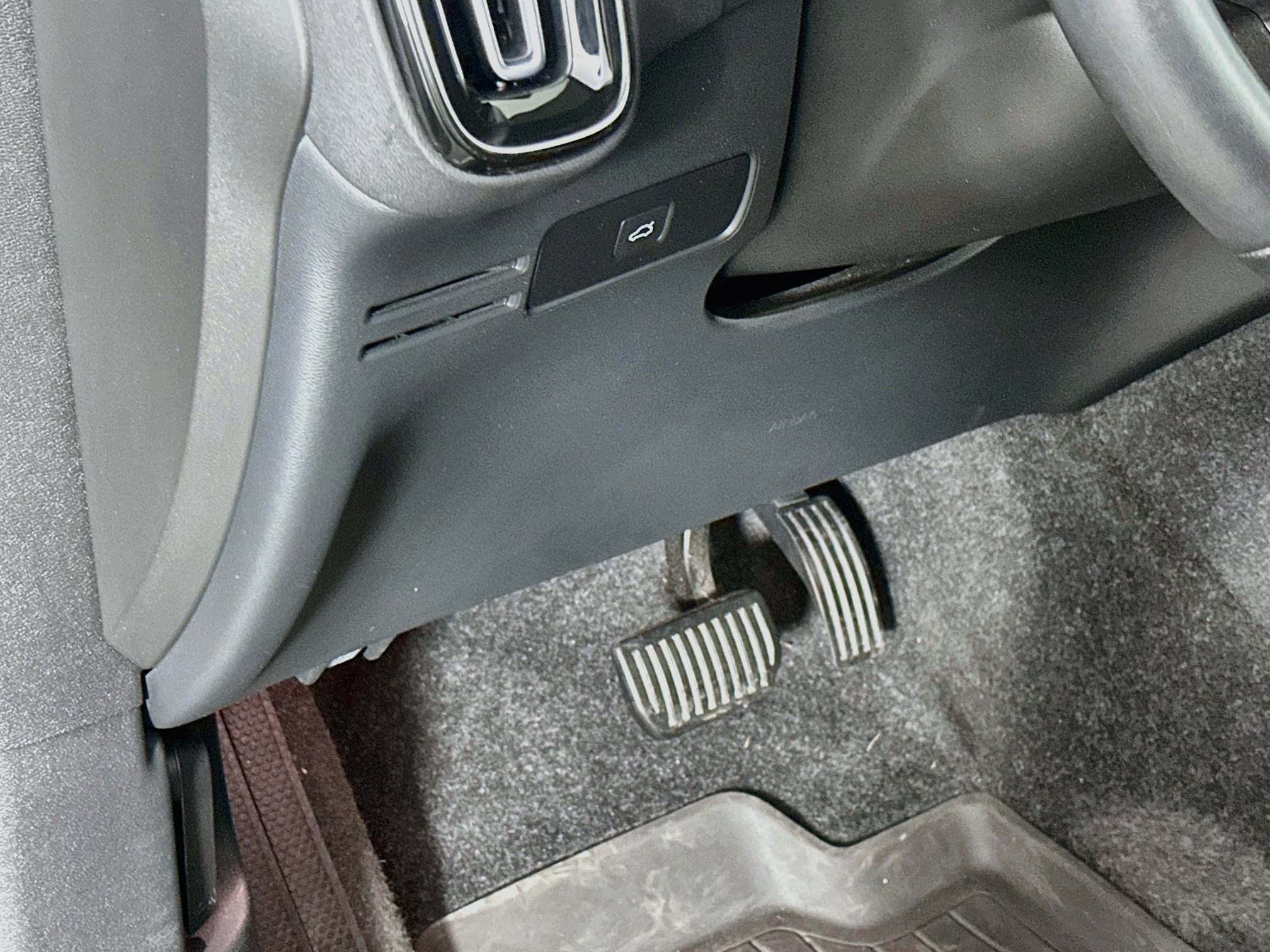 Used 2023 Volvo C40 Recharge Core w/ Protection Package Premier AWD/4WD image 17