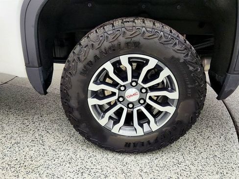 Used 2023 GMC Sierra 1500 AT4 w/ Technology Package AWD/4WD image 9