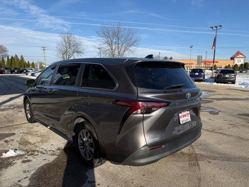 Used 2021 Toyota Sienna XLE image 7