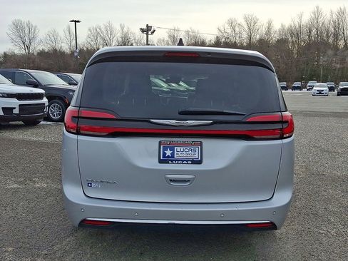 Certified 2024 Chrysler Pacifica Touring-L FWD image 10