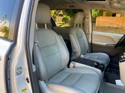 Used 2015 Toyota Sienna XLE Premium FWD image 55