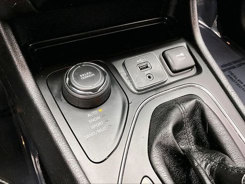 Used 2019 Jeep Cherokee Latitude Plus image 32