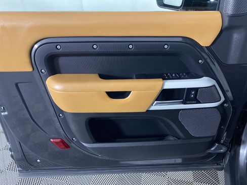 Used 2023 Land Rover Defender 90 X-Dynamic SE image 15