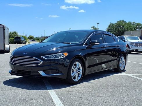 Used 2018 Ford Fusion SE w/ Fusion SE Technology Package FWD image 3