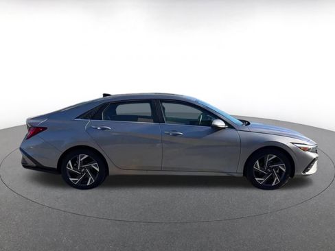 Used 2025 Hyundai Elantra SEL image 16
