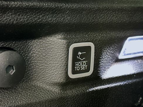 Used 2023 Jeep Grand Cherokee L Laredo image 31