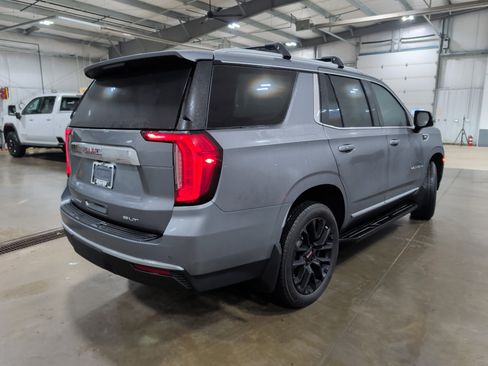 Used 2022 GMC Yukon SLT w/ SLT Premium Package image 3
