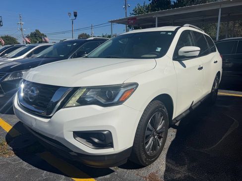 Used 2017 Nissan Pathfinder SV image 2
